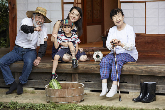 夏日屋外乘凉的一家人图片