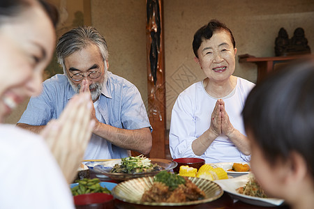 一家人围坐在餐桌前享受美食图片