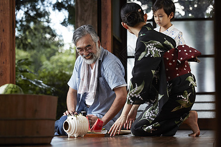 夏日屋外乘凉的一家人图片