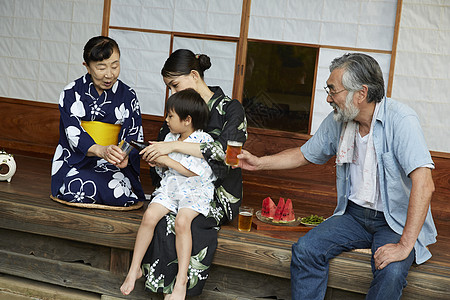 夏日屋外乘凉的一家人图片