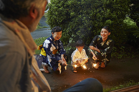 夏日屋外乘凉的一家人放烟火图片