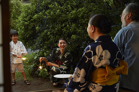 夏日屋外乘凉的一家人放烟火图片