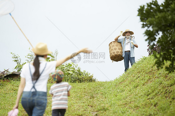 大人陪同孩子体验农村暑假生活图片