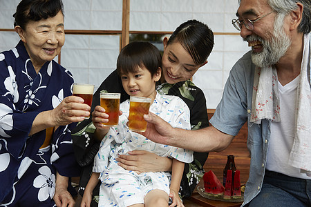 夏日屋外乘凉的一家人干杯图片