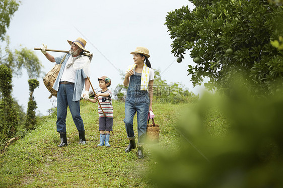 大人陪同孩子体验农村暑假生活图片