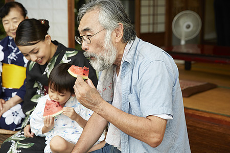 夏日屋外乘凉的一家人吃西瓜图片