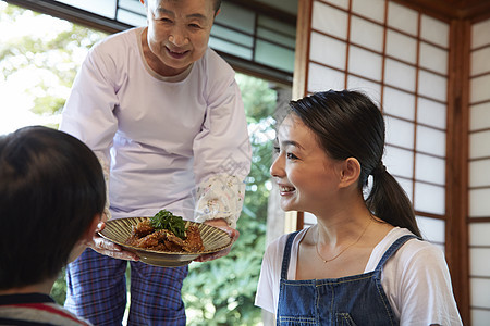 家族女孩小朋友在我回家的地方吃午饭图片