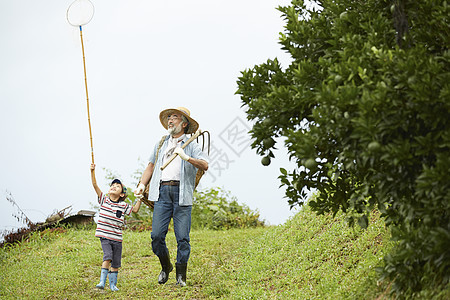 爷爷陪同孙子体验农村暑假生活图片