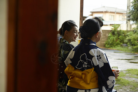 穿着日式浴衣的女人图片