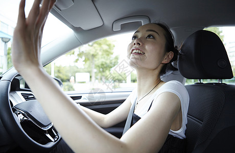 驾驶汽车的年轻女性图片