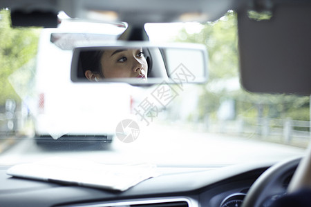 反射在汽车后视镜上的女性高清图片