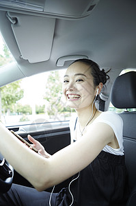 开车的女子心情愉悦图片