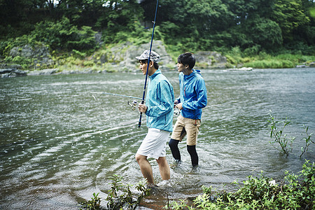 在湖边钓鱼的二人图片