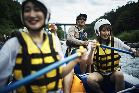 湖上划皮划艇的四人图片素材