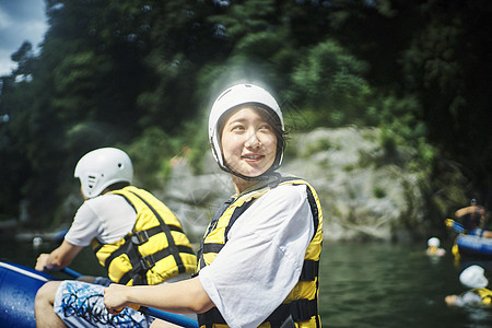 女人享受漂流图片