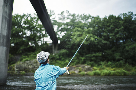 钓鱼的蓝衣青年图片