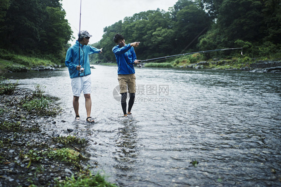 钓鱼的蓝衣青年图片