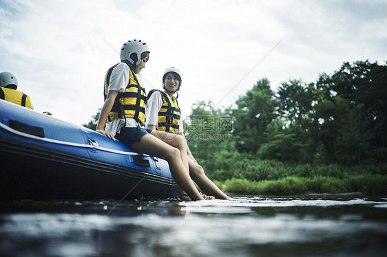 坐在皮划艇上的两个年轻女性图片