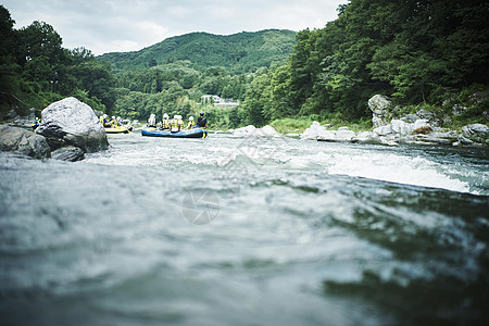 山溪假日休闲漂流风光图片