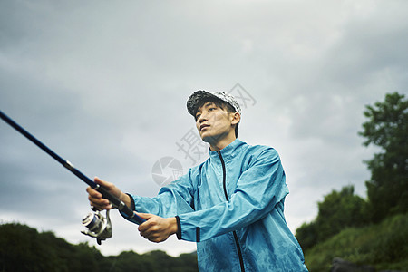 钓鱼的蓝衣青年图片