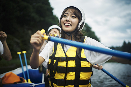 清新女生女士们享受漂流背景