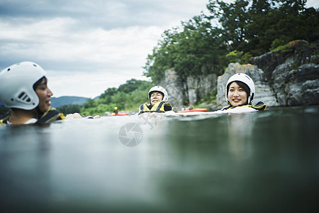 穿着救生衣在水里浮着的年轻人图片