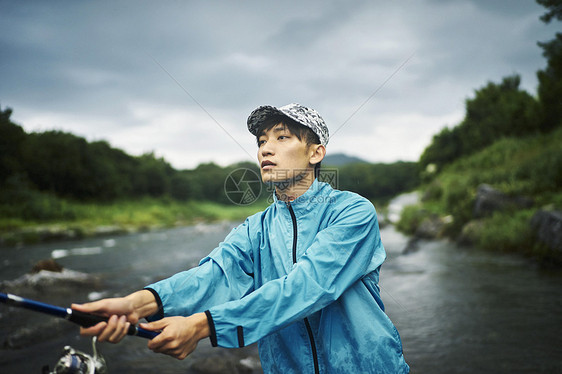 钓鱼的蓝衣青年图片