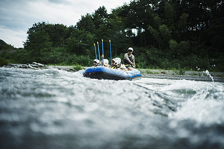 河流中一群划皮划艇的人高清图片