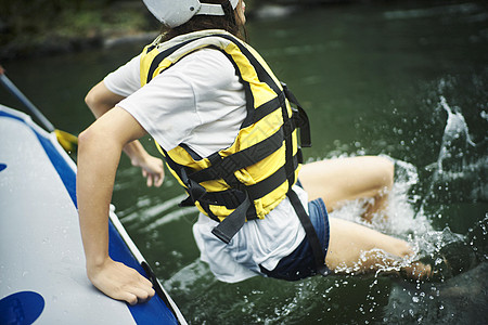 女青年漂流时下水玩耍图片素材