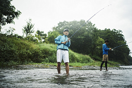 喜欢钓鱼的男青年图片