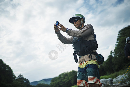 墨用数码相机记录的喜欢漂流的男人图片