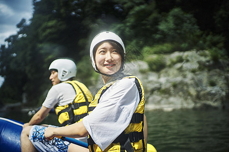 山间漂流的青年男女们图片