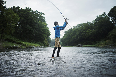 喜欢钓鱼的男青年图片