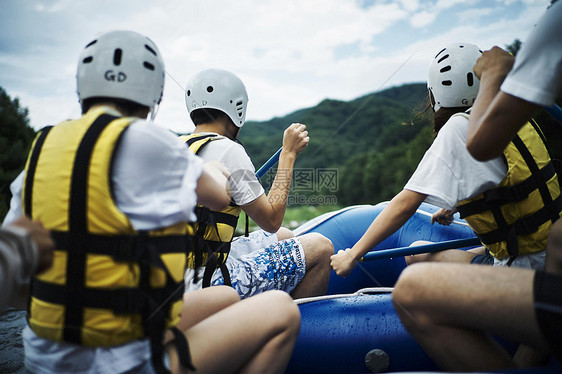 假期享受户外漂流的青年男女图片