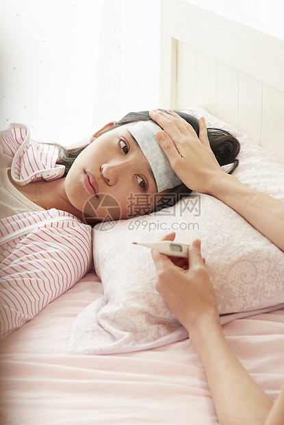 照料少女寒冷一个正在睡觉的女孩