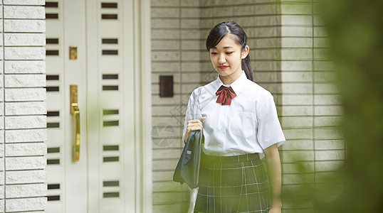 在房子前面的学校女孩图片