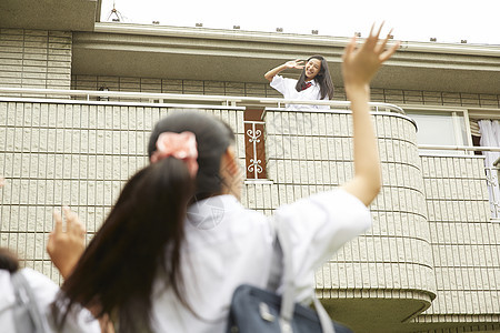 小女孩跟朋友告别图片