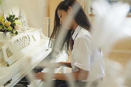 爱好弹钢琴的女孩图片