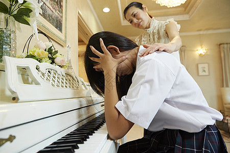 小女孩抗拒上钢琴课图片
