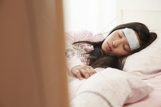 房间里正在睡觉的女孩图片