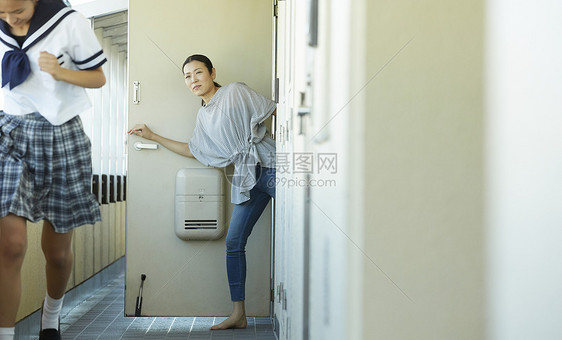 叛逆的高中生女孩图片