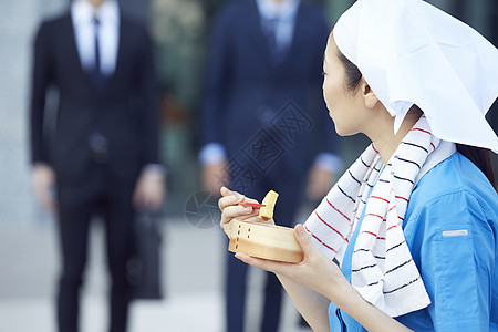  吃饭的清洁工人图片