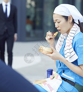  吃午餐的清洁工人图片