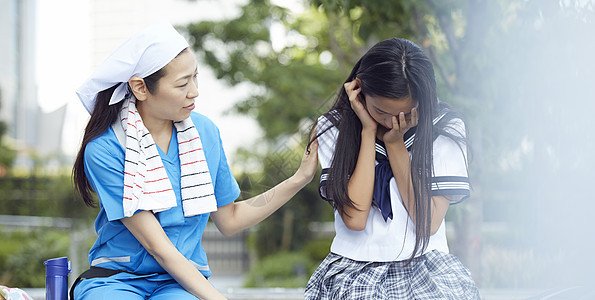 伤心的来找母亲的女学生图片