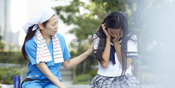 伤心的来找母亲的女学生图片