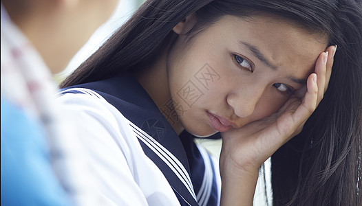 伤心的女学生找母亲寻求安慰图片