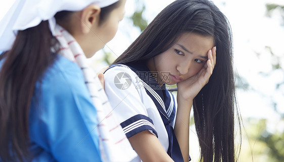 安慰青春期的高中生女儿图片