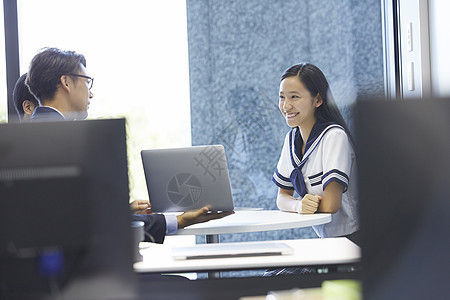  销售向学生介绍笔记本图片