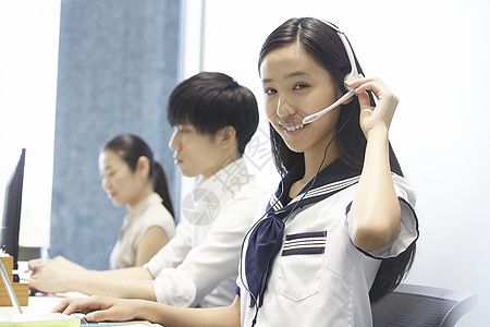 兼职打工客服的女学生图片