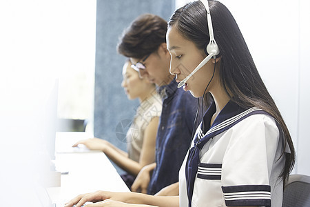 兼职打工客服的女学生图片